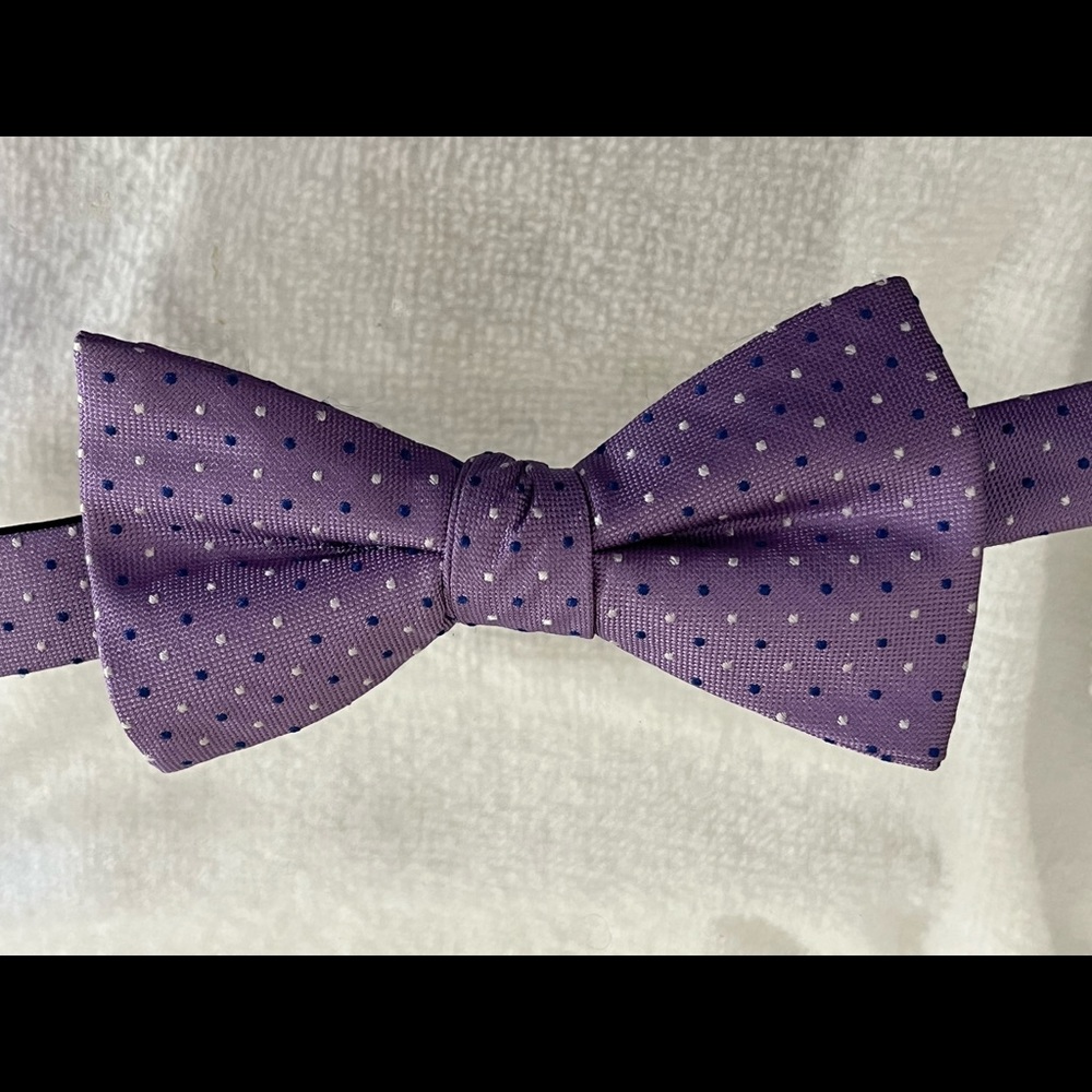 New condition mens Saddlebred silk blend bow tie. Pre-tied & adjustable length.